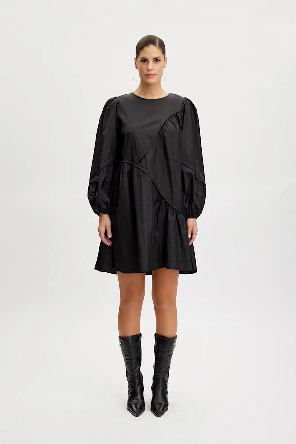 Hesla Dress in Black Hesla Dress in Black